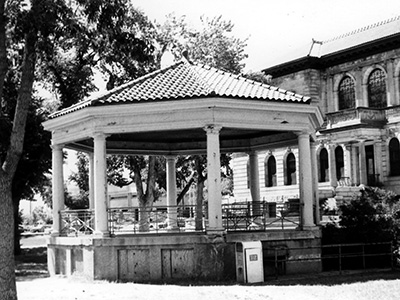 Historic photo of the gazebo outside the Courthouse